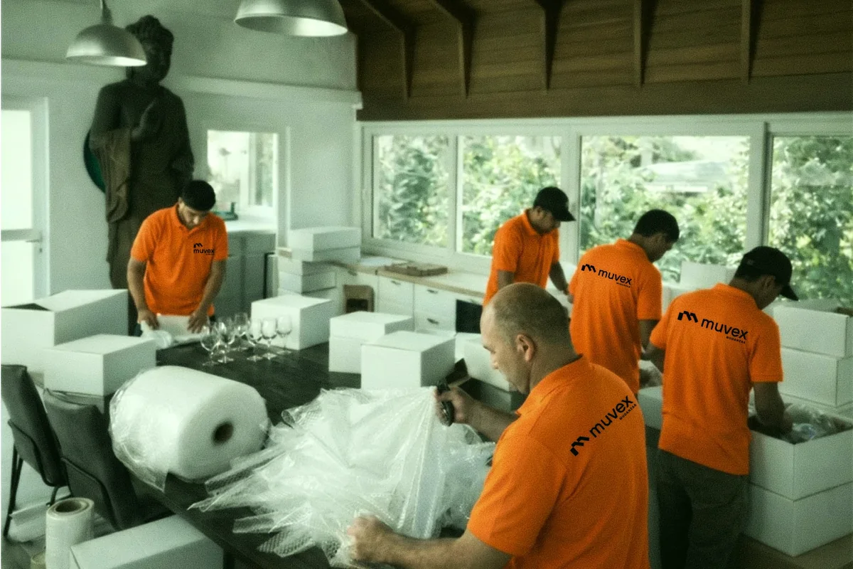Equipo de Muvex embalando objetos frágiles