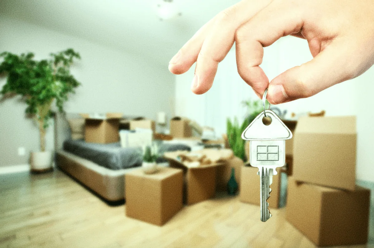 Entrega de llaves en una casa ya organizada